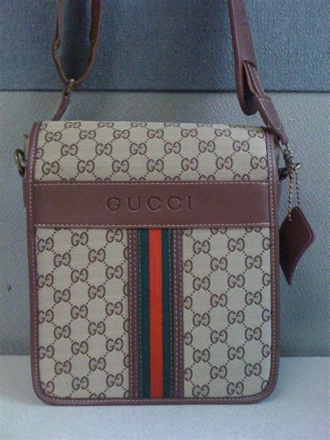 cuanto vale una mariconera para hombre gucci|More.